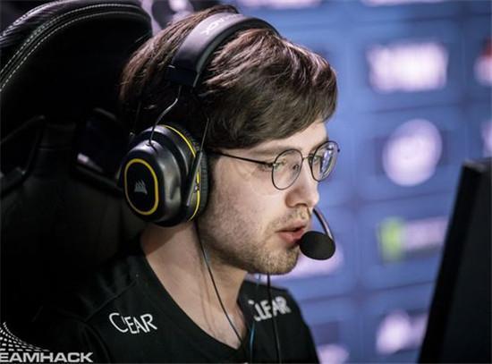 YB状态低迷，一触即溃。Bach夜魔在团队战斗中无敌。YB在第一局中输给了Tidebound。